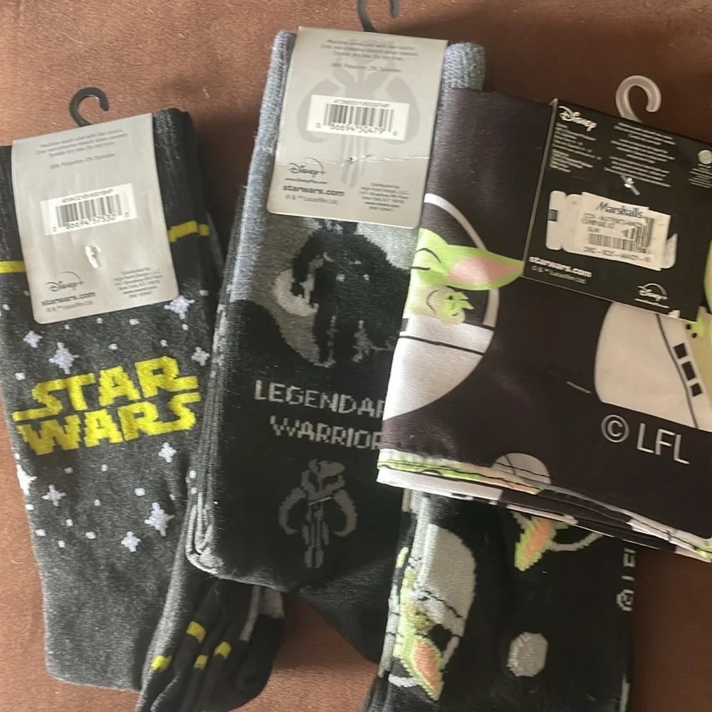 Star Wars Madalorian Crew Socks 5 Pair NWT Grogu Shoe Size 6.5-12 and Bandana